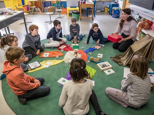 Mit Kindern in Fragen von Religion und Alltag eintauchen: eine Katechetin mit Kindern im Religionsunterricht. | Bild: Roberto Conciatori