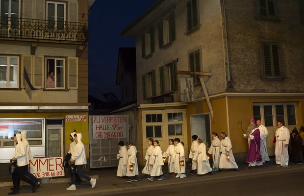 Der Samichlaus unterwegs in den Quartieren der Pfarrei St. Karl in Luzern. | Bild: Priska Ketterer